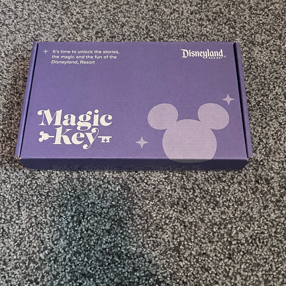 2021 Disneyland Magic Key Welcome Box (Sealed Pin, Button, Map, Magnet)